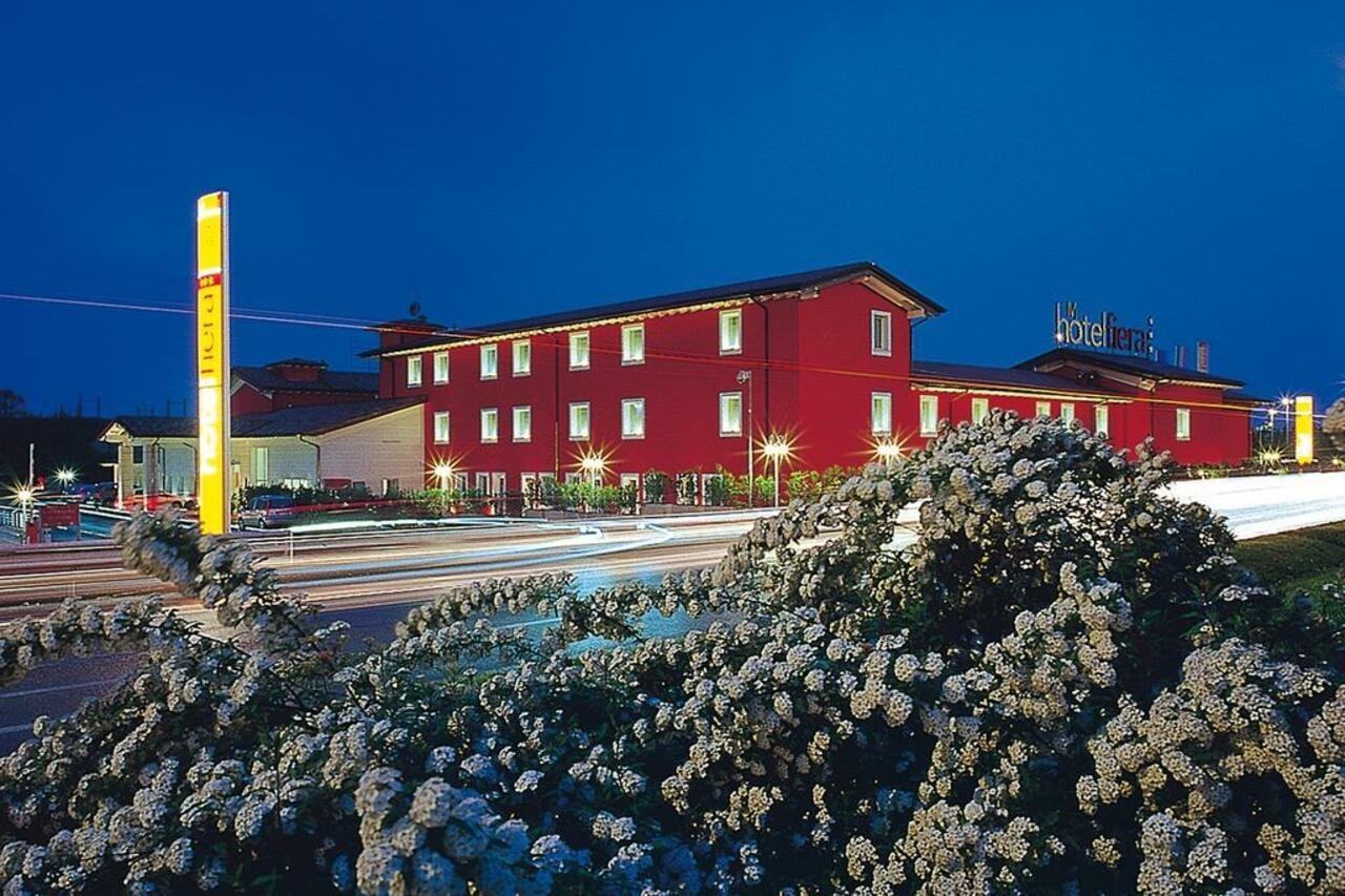 Hotel Fiera Di เบรเชีย ภายนอก รูปภาพ