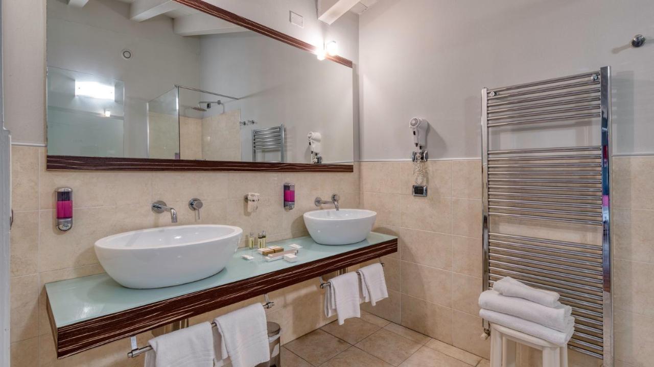 Hotel Fiera Di เบรเชีย ภายนอก รูปภาพ