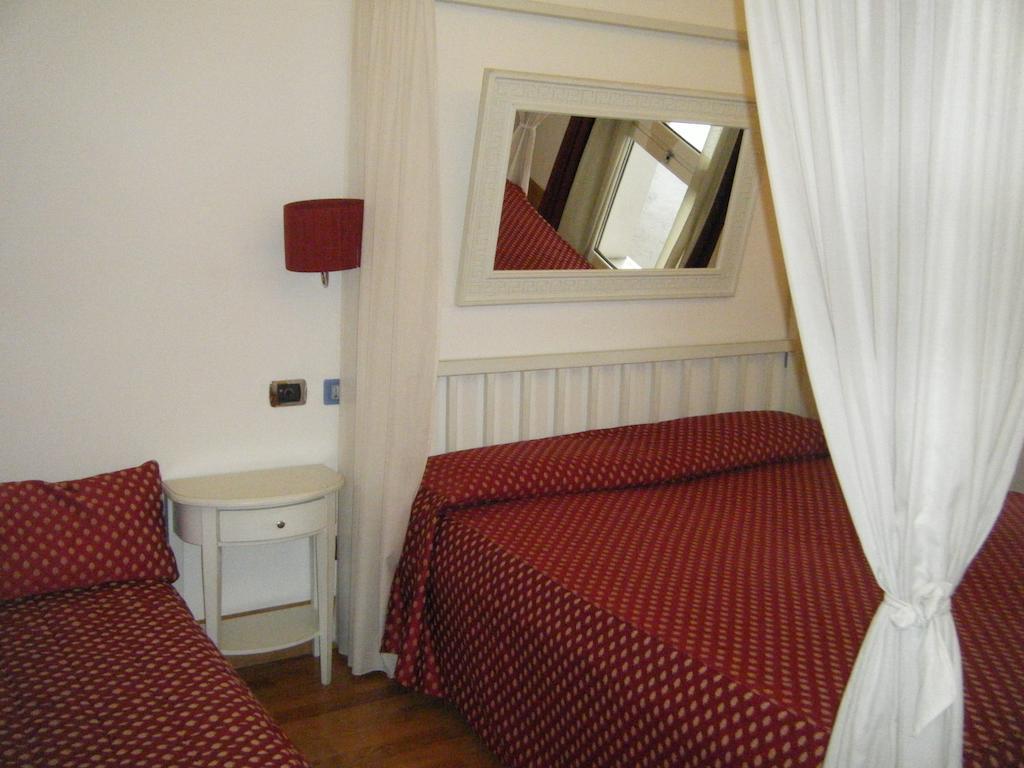 Hotel Fiera Di เบรเชีย ภายนอก รูปภาพ